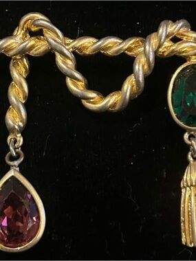 Vintage gold-toned, twisted rope design brooch with dangling faux gemstone